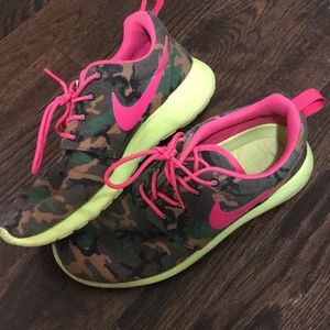 CAMO 💚💖 NIKE ROSHES
